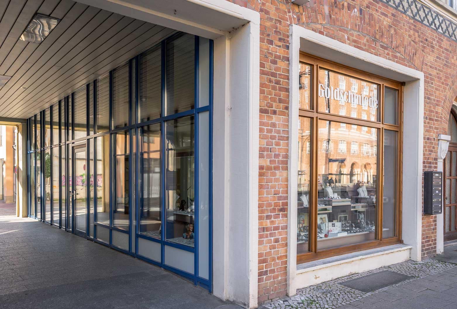 Saubere Schaufenster eines Ladengeschäfts nach professioneller Glasreinigung