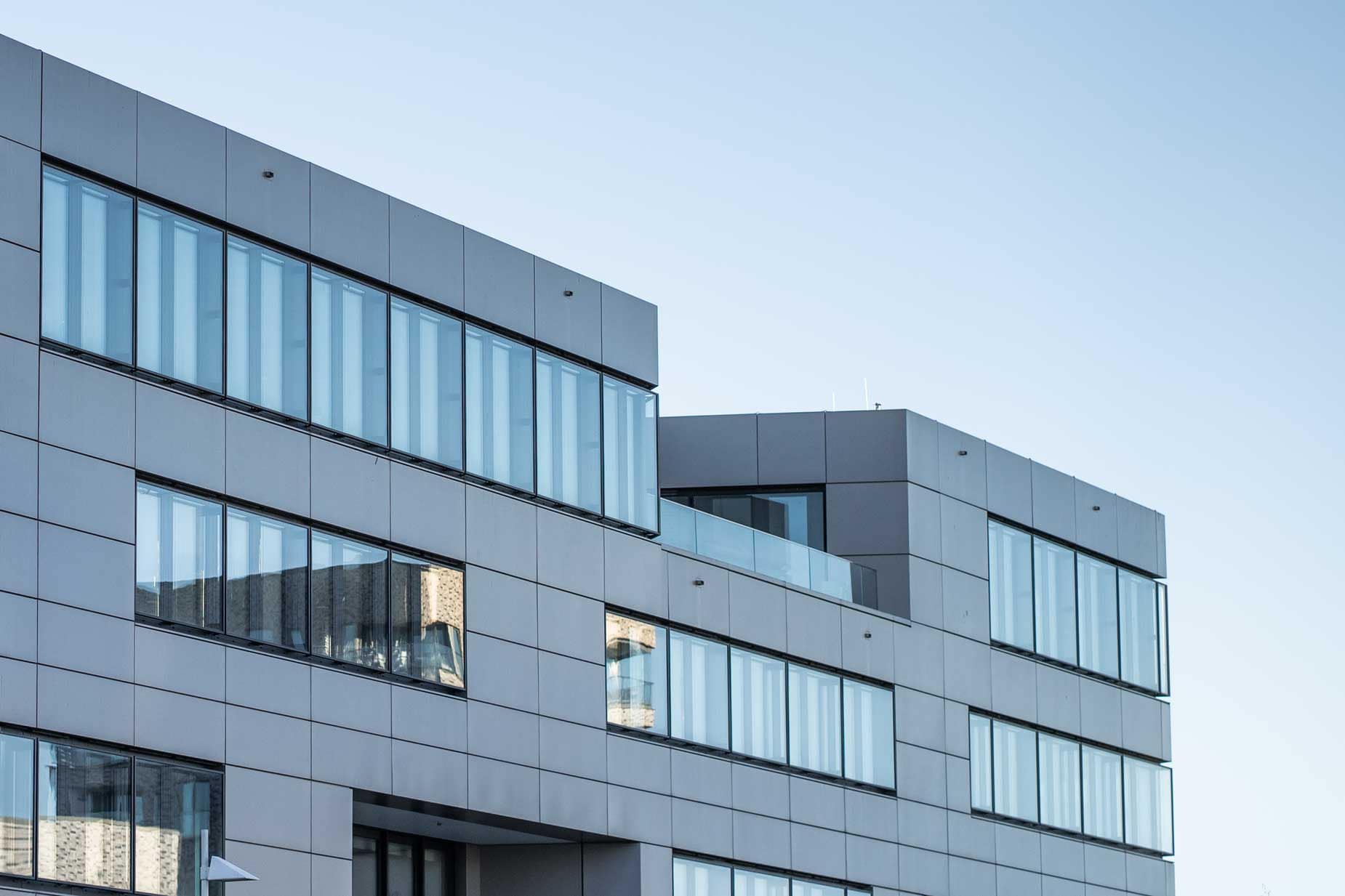 Gewerbegebäude mit sauberen Glasflächen