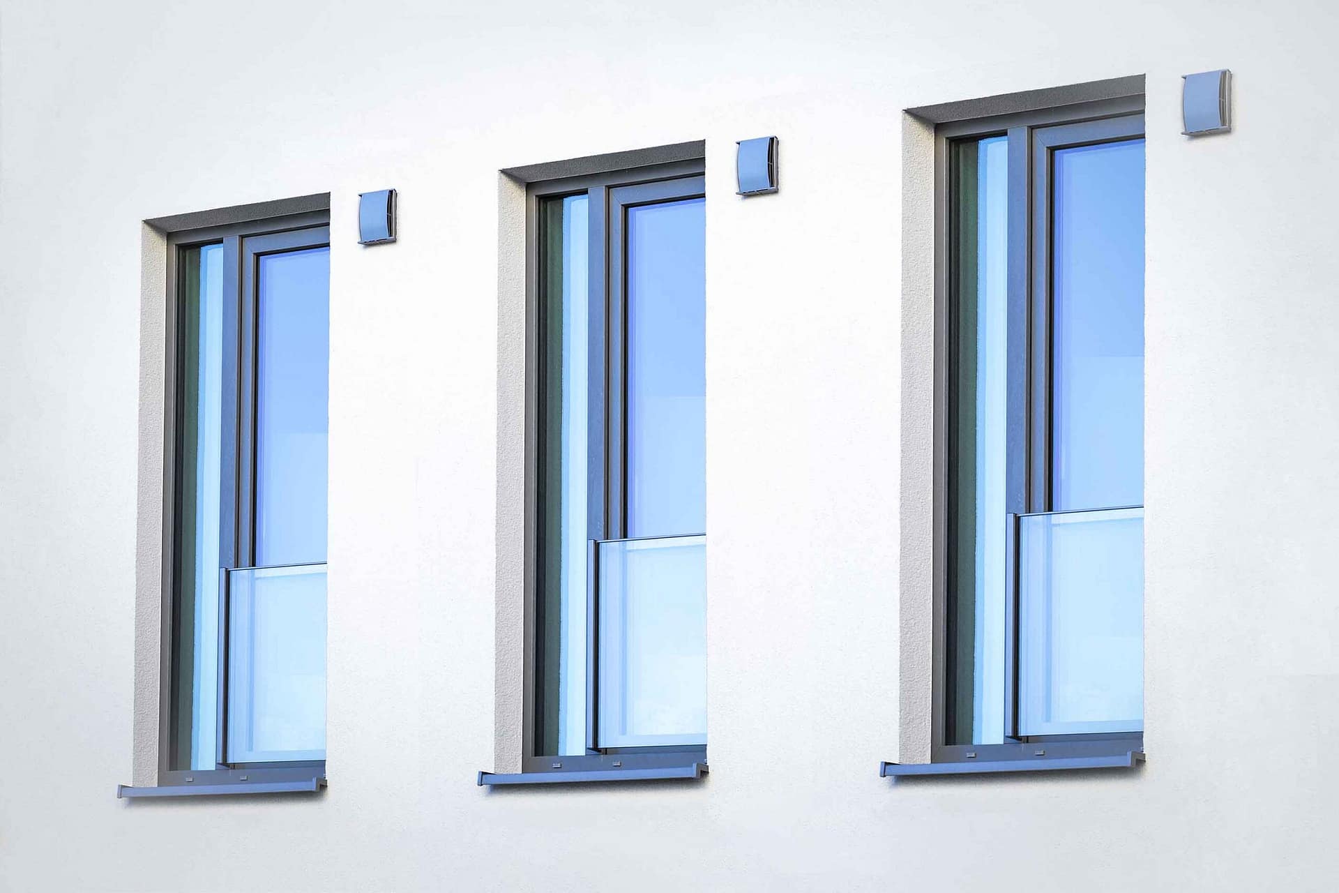 Fenster eines Wohngebäudes für professionelle Fensterreinigung im Privatbereich